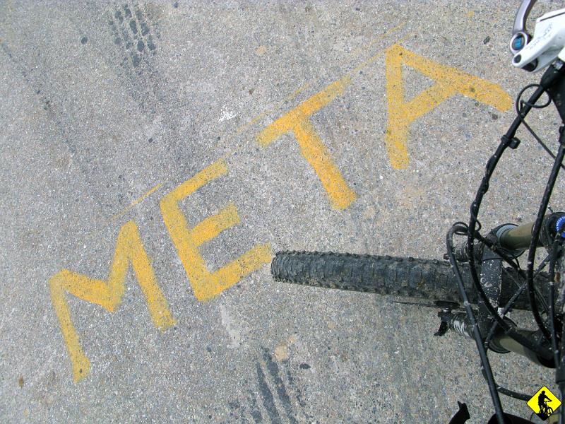 foto 051.jpg - Przełęcz Knurowska. Wreszcie. Chwila przerwy na jedzienie. Teraz mam już zmarznięte palce u dłoni, palców u stóp już nie czuję.